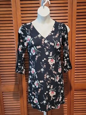 KAARI BLUE FLORAL COLD-SHOULDER V-NECK DRESS